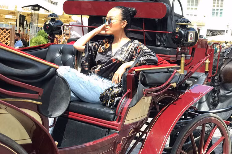 Đoan Trang lần đầu tiên đặt chân đến Tallinn, thủ đô của Estonia.