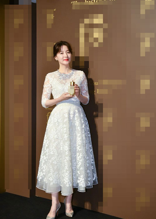 Cũng tại sự kiện, Lee Young Ae còn chọn mặc chiếc váy ren thanh lịch. Ảnh: hankyung