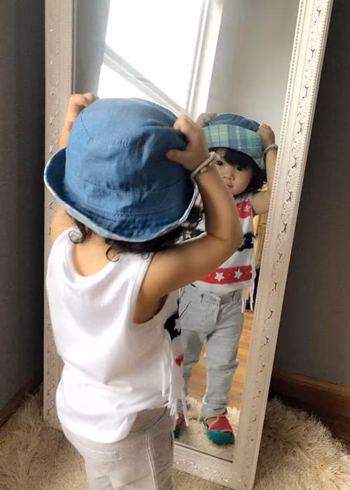 Con gái của cặp đôi sao Việt Hải Băng - Thành Đạt diện đồ đẹp đi chơi.