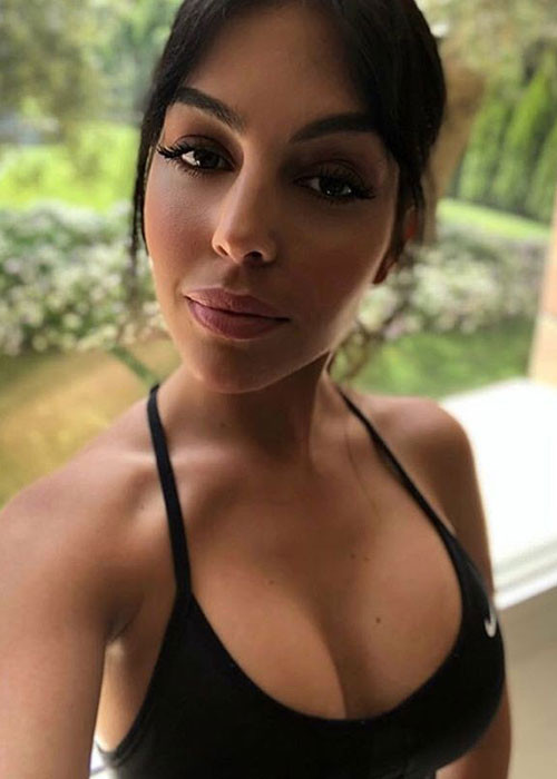 Được biết, Georgina đã lao vào tập luyện để lấy lại vóc dáng chỉ sau 8 ngày sinh con gái.