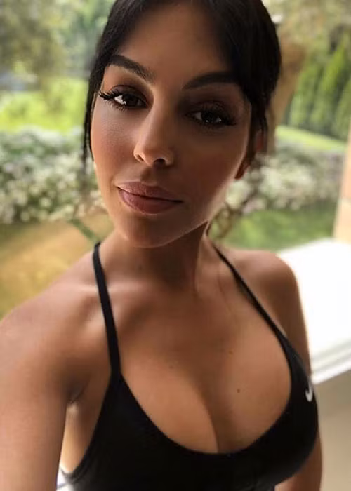 Được biết, Georgina đã lao vào tập luyện để lấy lại vóc dáng chỉ sau 8 ngày sinh con gái.