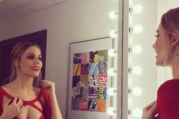 Dù bạn trai nhiều năm thi đấu tại Manchester (Anh quốc), Edurne vẫn chọn sống và làm việc tại Madrid (Tây Ban Nha) vì sự nghiệp. Ảnh: FBNV