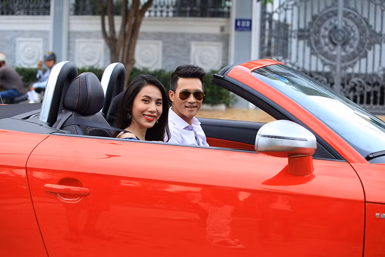 Công Vinh thường xuyên tặng Thủy Tiên những món quà đắt giá. Không những vậy, anh còn đóng phim, quay MV, nhảy trước đám đông hay tặng bàn thắng cho vợ để có nụ cười của vợ.