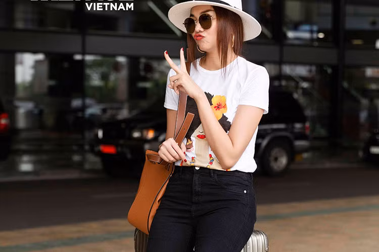 Chiều ngày 4/6, Thanh Hằng đáp chuyến bay từ Sài Gòn ra Hà Nội để chấm thi buổi casting The Face diễn ra trong hai ngày 5 và 6/6.