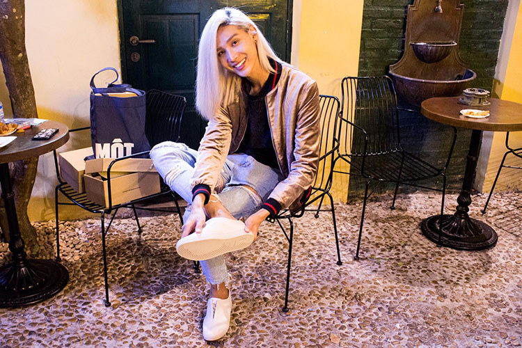 Trên sàn diễn thời trang, chàng mẫu lưỡng tính Mid Nguyễn có vẻ ngoài sắc lạnh nhưng ngoài đời, anh rất lém lỉnh, hoạt bát.