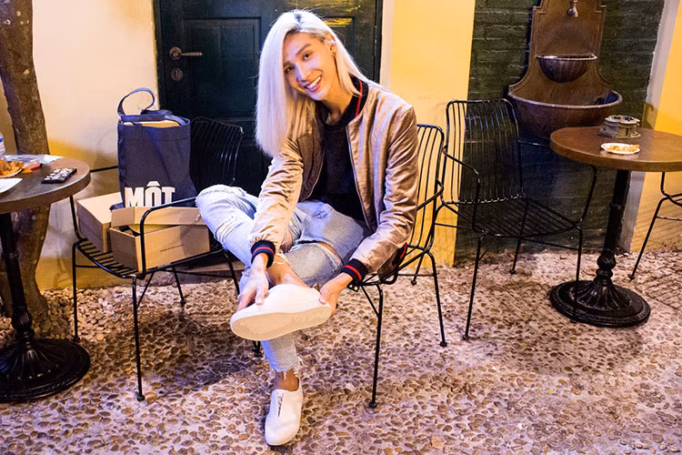 Trên sàn diễn thời trang, chàng mẫu lưỡng tính Mid Nguyễn có vẻ ngoài sắc lạnh nhưng ngoài đời, anh rất lém lỉnh, hoạt bát.