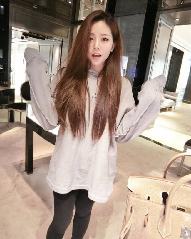 Nhờ vẻ đẹp đậm chất Á đông cùng phong cách nữ tính ngọt ngào, Thoại Liên nhanh chóng trở thành nhân vật được cộng đồng mạng quan tâm.