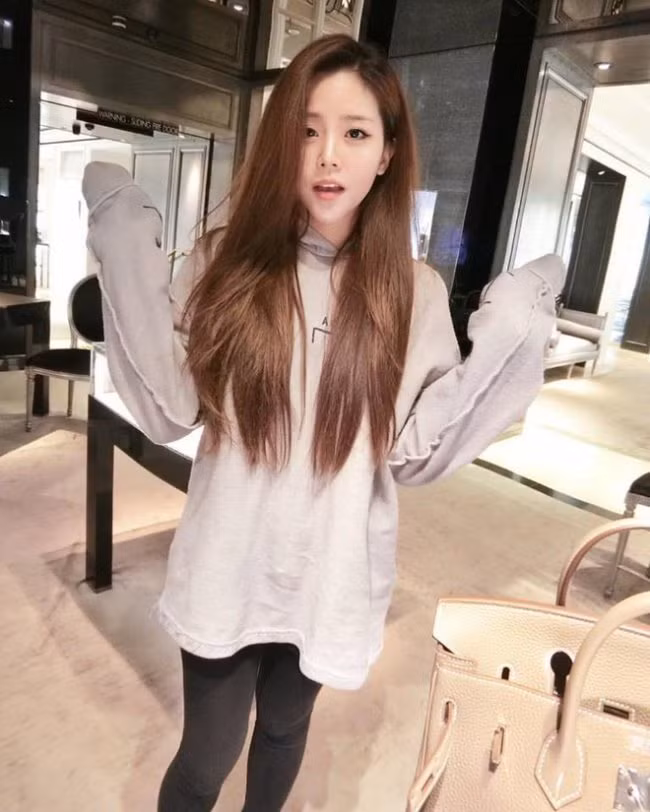 Nhờ vẻ đẹp đậm chất Á đông cùng phong cách nữ tính ngọt ngào, Thoại Liên nhanh chóng trở thành nhân vật được cộng đồng mạng quan tâm.