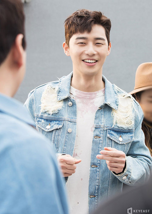 Phong cách xuống phố của tài tử xứ Hàn thu hút không kém khi anh xuất hiện trên tạp chí. Ảnh: Keyeast