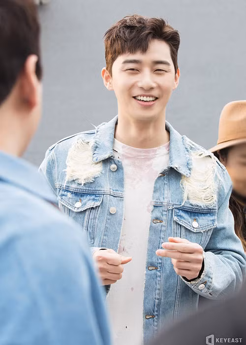 Phong cách xuống phố của tài tử xứ Hàn thu hút không kém khi anh xuất hiện trên tạp chí. Ảnh: Keyeast