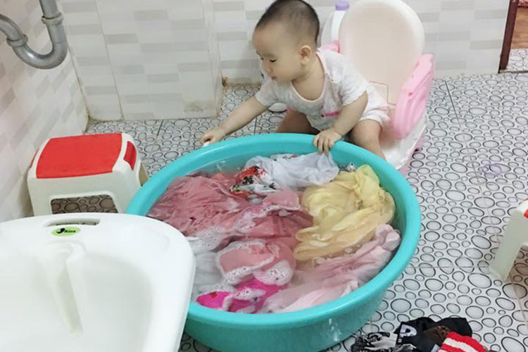 Con gái út của diễn viên Hoàng Yến phụ mẹ giặt đồ. "Mẹ nói giặt đồ cho mẹ là em nhặt quần áo vò vò. Hạnh phúc dâng đầy tim khi hình dung được con yêu sẽ khôn lớn thế nào", nữ diễn viên tâm sự.