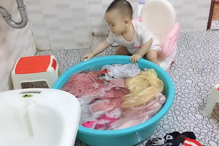 Con gái út của diễn viên Hoàng Yến phụ mẹ giặt đồ. "Mẹ nói giặt đồ cho mẹ là em nhặt quần áo vò vò. Hạnh phúc dâng đầy tim khi hình dung được con yêu sẽ khôn lớn thế nào", nữ diễn viên tâm sự.