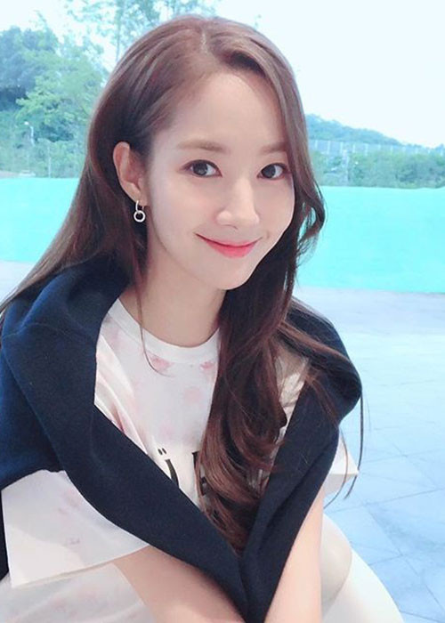 Bước sang tuổi 32, Park Min Young vẫn trẻ trung như nữ sinh. Ảnh: FBNV