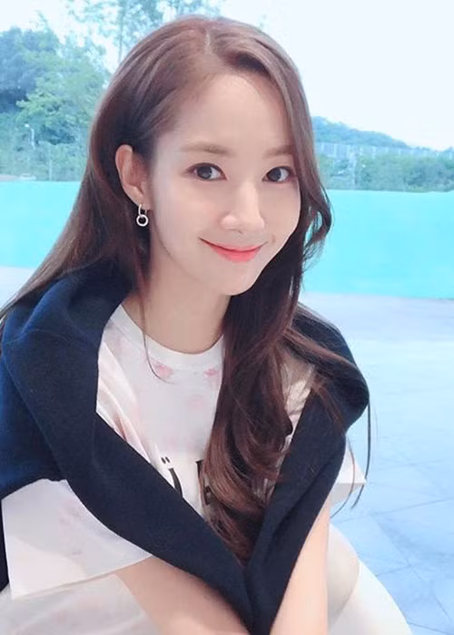 Bước sang tuổi 32, Park Min Young vẫn trẻ trung như nữ sinh. Ảnh: FBNV