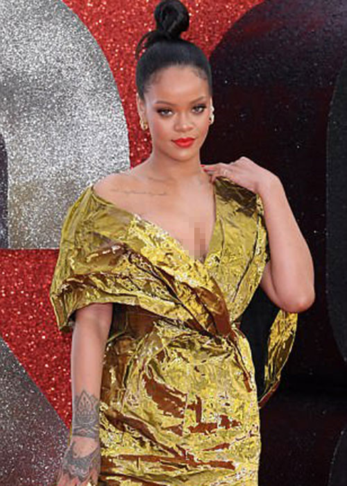 Nữ ca sĩ sinh năm 1988 trở thành tâm điểm của sự chú ý bởi vẻ ngoài gợi cảm.