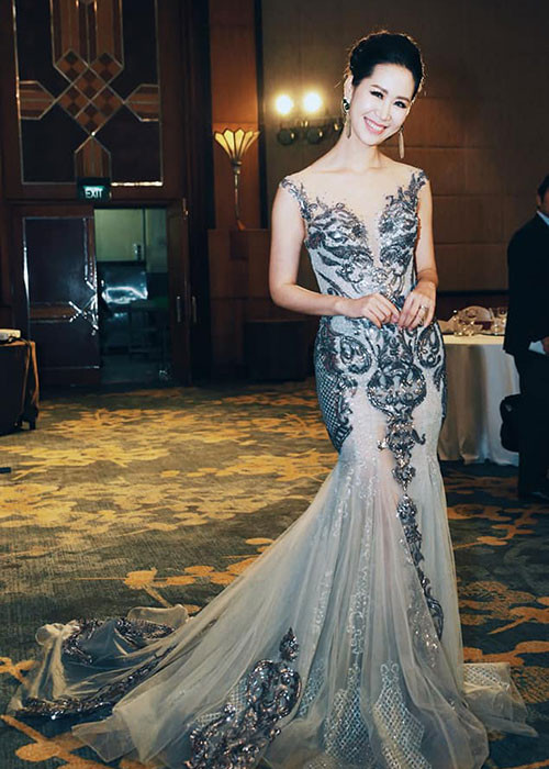 Sau khi lên xe hoa vào năm 2010 và sinh con trai một năm sau đó, top 5 Hoa hậu Hoàn vũ Việt Nam 2008 tập trung làm MC. Ảnh: FBNV