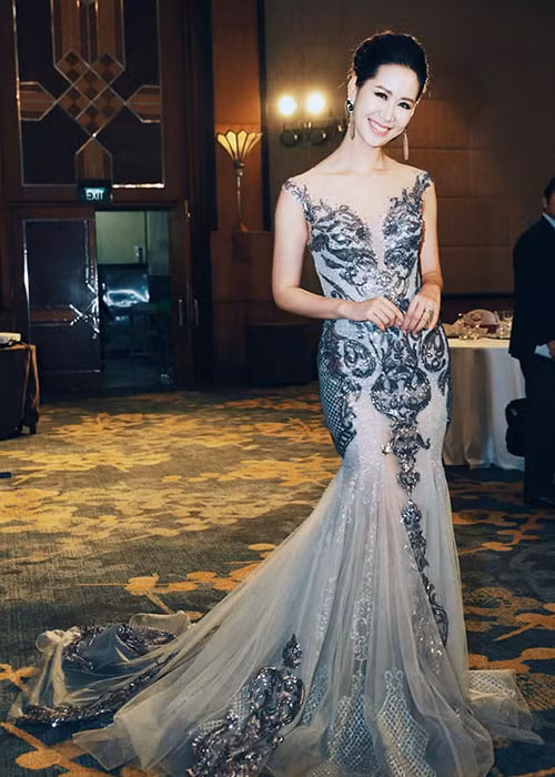 Sau khi lên xe hoa vào năm 2010 và sinh con trai một năm sau đó, top 5 Hoa hậu Hoàn vũ Việt Nam 2008 tập trung làm MC. Ảnh: FBNV