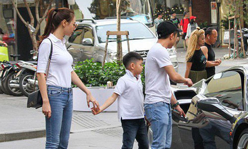 Đàm Thu Trang nắm tay con trai Cường Đô la. Ảnh: VTC