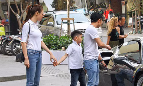 Đàm Thu Trang nắm tay con trai Cường Đô la. Ảnh: VTC