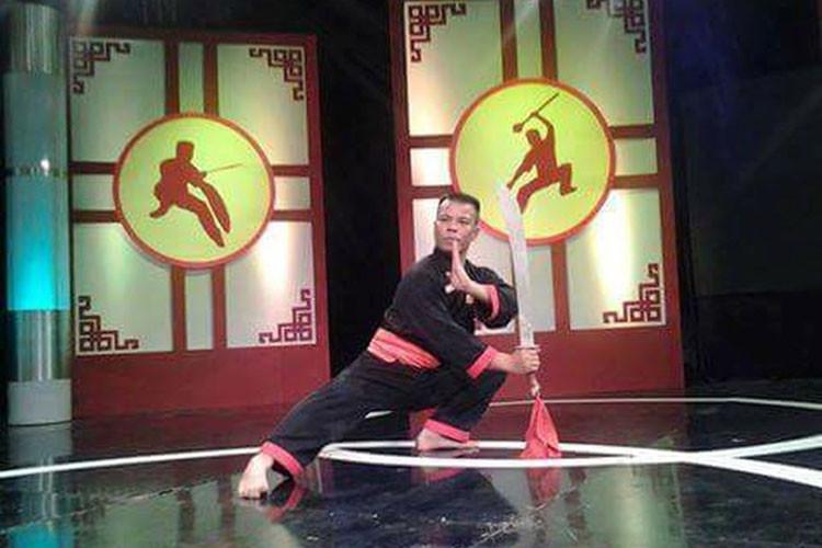 Năm 12 tuổi, Nguyễn Mạnh Hùng theo học môn phái Bình Định Gia và trải qua nhiều bài thi để lên đai từ: đen - trắng - xanh - vàng - đỏ. Ảnh: Nguoiduatin