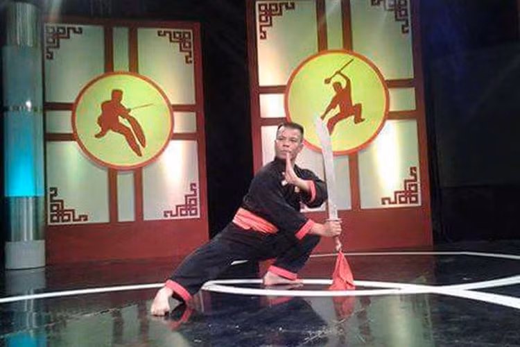 Năm 12 tuổi, Nguyễn Mạnh Hùng theo học môn phái Bình Định Gia và trải qua nhiều bài thi để lên đai từ: đen - trắng - xanh - vàng - đỏ. Ảnh: Nguoiduatin