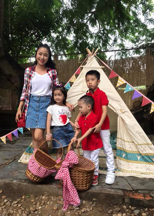 Ốc Thanh Vân đưa các con tham gia chuyến cắm trại để gần gũi với thiên nhiên.