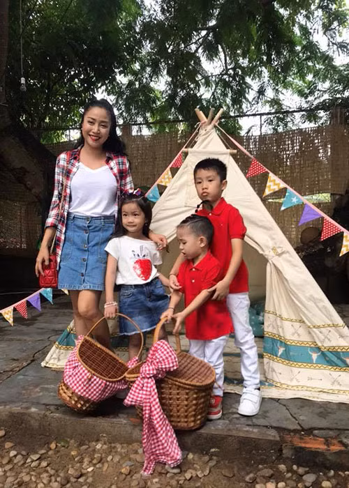 Ốc Thanh Vân đưa các con tham gia chuyến cắm trại để gần gũi với thiên nhiên.