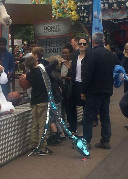 Shiloh, Vivienne, Knox, Zahara, Maddox và Pax - các con của Brad Pitt và Angelina Jolie đều theo mẹ đi chơi. Trong chuyến đi, Angelina Jolie trông rất vui vẻ.