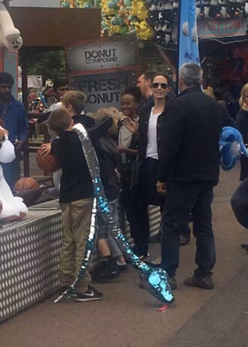 Shiloh, Vivienne, Knox, Zahara, Maddox và Pax - các con của Brad Pitt và Angelina Jolie đều theo mẹ đi chơi. Trong chuyến đi, Angelina Jolie trông rất vui vẻ.