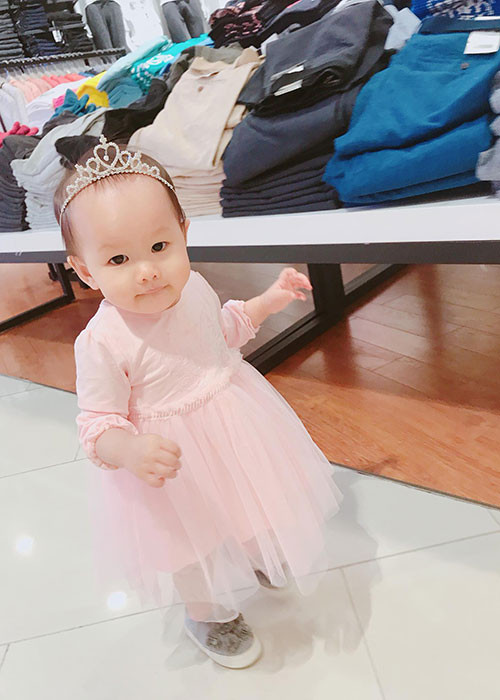Hình ảnh con gái của Phan Như Thảo dễ thương khi diện váy công chúa, đội vương miện.