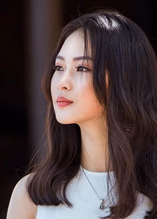 Giống hai người chị gái nổi tiếng, Khánh Linh cũng sở hữu nhan sắc xinh đẹp. Ảnh: FBNV