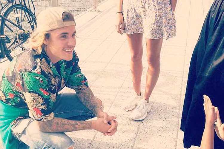 Tuy nhiên, sau khi tái hợp Hailey, nam ca sĩ dường như vui vẻ hơn. Ảnh: Twitter