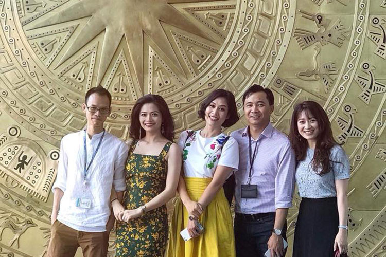 3 diễn viên chính của phim “Phía trước là bầu trời” Hà Hương, Thu Nga và Kiều Anh vui mừng hội ngộ đạo diễn Đỗ Thanh Hải.