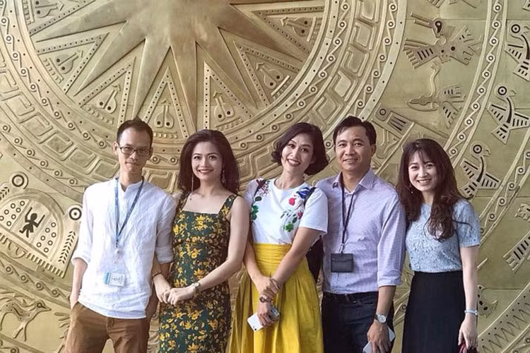 3 diễn viên chính của phim “Phía trước là bầu trời” Hà Hương, Thu Nga và Kiều Anh vui mừng hội ngộ đạo diễn Đỗ Thanh Hải.