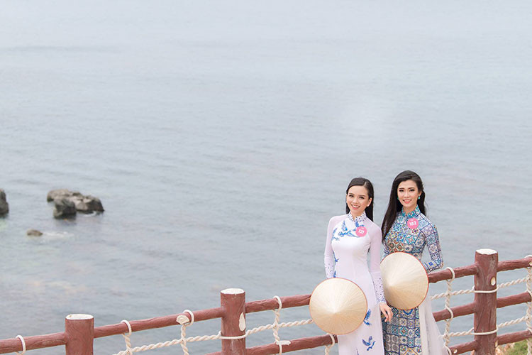 Hình ảnh Thảo Vy diện áo dài trong một hoạt động của cuộc thi Hoa hậu Việt Nam 2018.