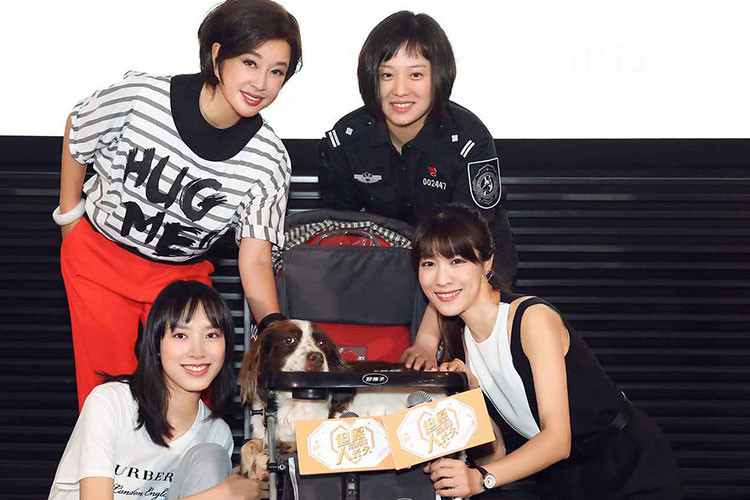 Hình ảnh Lưu Hiểu Khánh rạng rỡ trong buổi họp báo ra mắt chương trình “Cầu mong người trường thọ” mùa thứ 2.