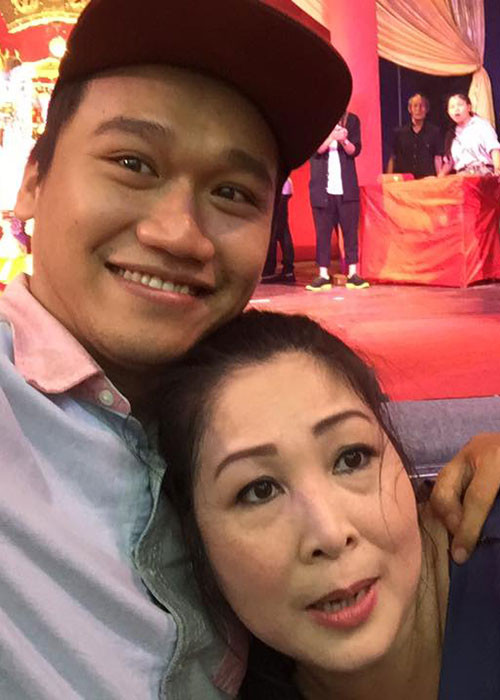 Xuân Nghị sinh năm 1990. Sau khi thi trượt Đại học Sân khấu điện ảnh, anh theo học lớp diễn viên ở sân khấu kịch Hồng Vân. Học xong, Xuân Nghị được Hồng Vân giữ lại ở sân khấu. Ảnh: FBNV