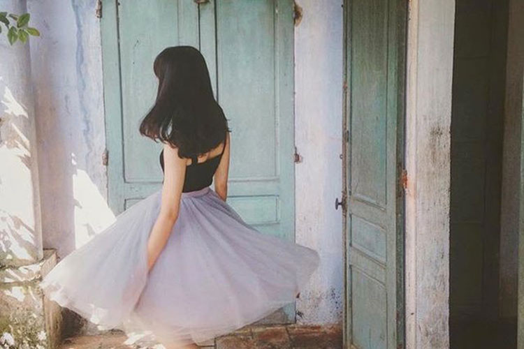 Ai cũng có thể nghĩ răng, làm sao một chiếc váy công chúa dành cho các em bé hoặc một chiếc váy dạ hội lộng lẫy lại có thể trở thành một item khá “hot” và có thể diện được ra phố.