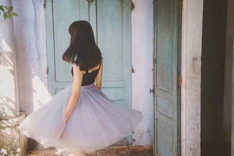 Ai cũng có thể nghĩ răng, làm sao một chiếc váy công chúa dành cho các em bé hoặc một chiếc váy dạ hội lộng lẫy lại có thể trở thành một item khá “hot” và có thể diện được ra phố.