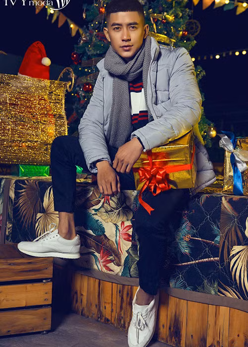 Ngoài vai trò người mẫu, Cao Lâm Viên còn tham gia diễn xuất trong MV ca nhạc của các ca sĩ: Phạm Quỳnh Anh, Hồ Quỳnh Hương, Trà Ngọc Hằng, Thu Thủy...