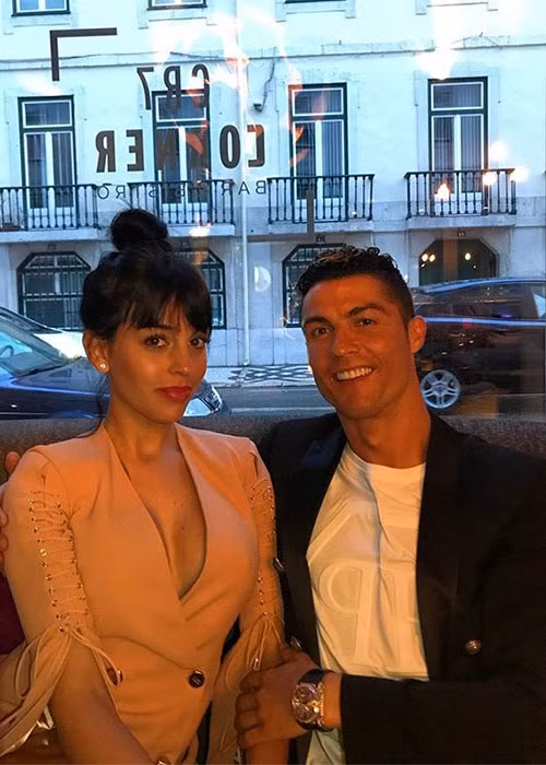 Nữ người mẫu Georgina Rodriguez đang hẹn hò siêu sao bóng đá Cristiano Ronaldo.