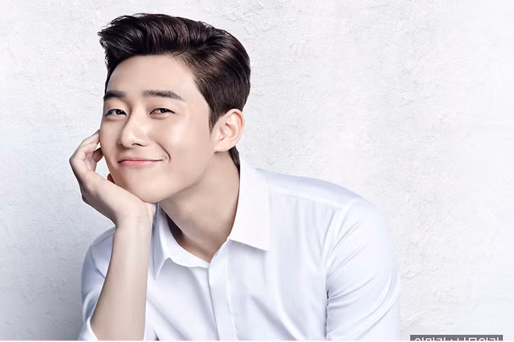 Ngoài đóng phim, làm người mẫu, anh còn dẫn chương trình. Ảnh: Naver