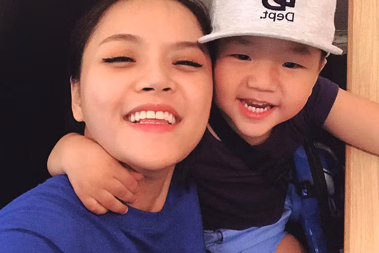 Thu Quỳnh chọn cách giữ im lặng khi Chí Nhân gây ồn ào. Sau khi ly hôn, nữ diễn viên không còn nhắc đến Chí Nhân. Cô cũng gạt nước mắt, tổn thương để tập trung chăm sóc con trai và làm việc. Ảnh: FBNV