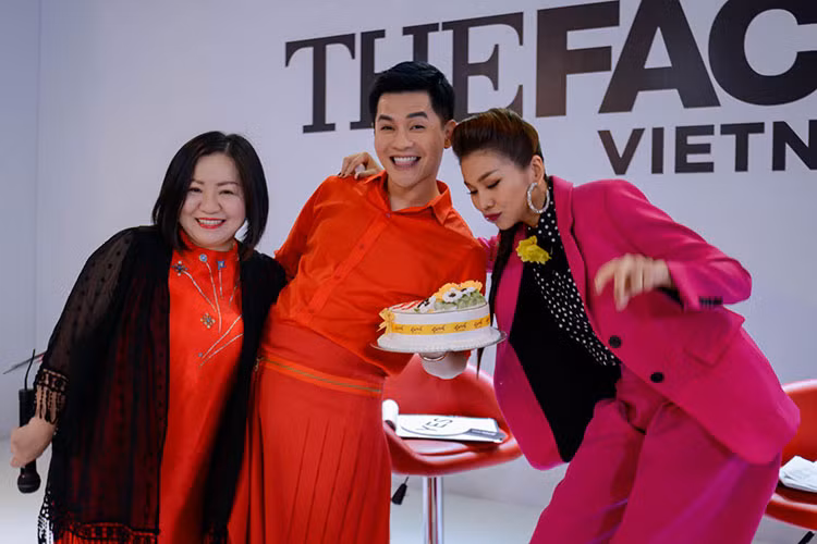 Host Nam Trung tươi rói bên huấn luyện viên Thanh Hằng.