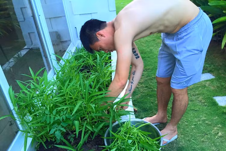 Ông xã của Thủy Tiên cũng hay vào bếp nấu ăn cho vợ con.