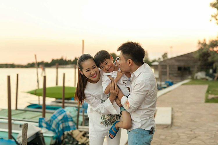 Dương Thùy Linh tâm sự: “Một con cũng hay đấy chứ nhỉ? Nhưng năm nay nghe nhiều người khuyên đẻ con gái ẩn tuổi mẹ đi. Mà thấy sao giống đánh xổ số quá!”.