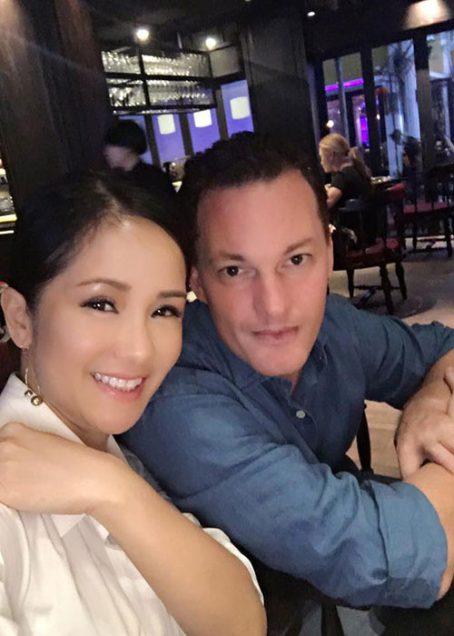 Đều là người kín tiếng, vợ chồng Hồng Nhung không bày tỏ tình cảm quá phô phương. Ảnh: FBNV