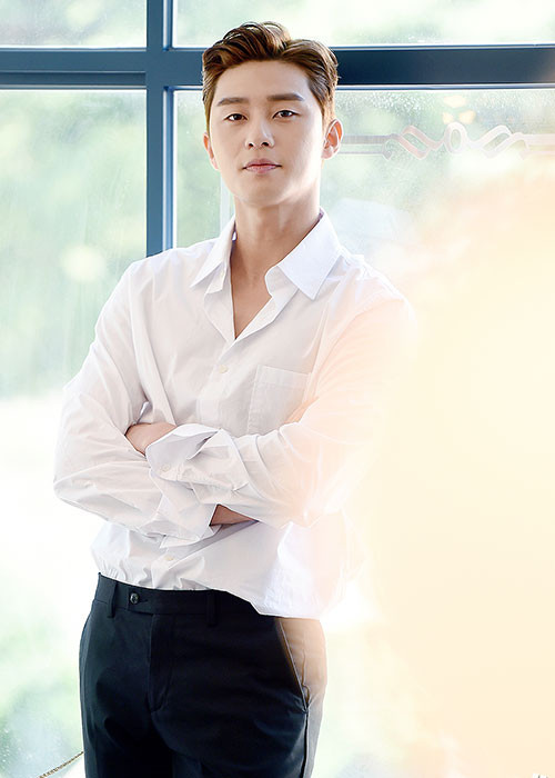 Diện áo sơ mi trắng, Park Seo Joon điển trai ngời ngời khiến nhiều fans nữ phải xao xuyến. Ảnh: xportsnews