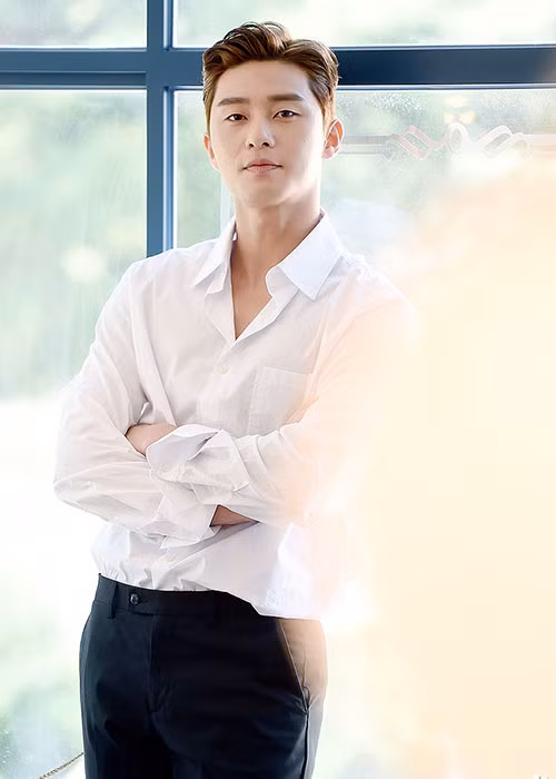 Diện áo sơ mi trắng, Park Seo Joon điển trai ngời ngời khiến nhiều fans nữ phải xao xuyến. Ảnh: xportsnews