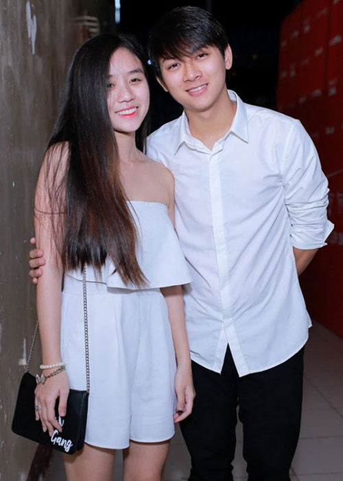 Tháng 11/2016, Hoài Lâm công khai hẹn hò Hoàng Ngọc. Nam ca sĩ tâm sự rằng cả hai yêu nhau từ 5 năm trước nhưng từng chia tay khoảng 2 năm trước khi tái hợp. Ảnh: Saostar